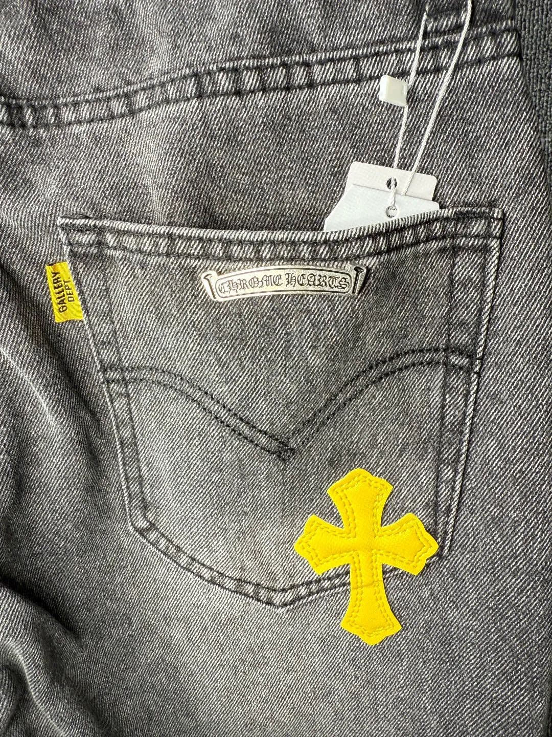 P280 💰 (Top version) GALLERY DEPT & Chrome hearts washed jeans with blue, yellow, black and white multi-color stitching, which truly restores the ultimate texture of Vintage. Three-dimensional version. Loose and comfortable, not picky about the figure. Makes taller and slimmer. Seiko factory. Original quality control. Same style for men and women. Can be matched with couples. Versatile recommendation. Must-have jeans for all seasons. Fashionistas have been disappointed. From the quality selection of fabrics, the tailoring of details, and the matching of patterns, they are all impeccable! The upper body is so handsome when worn...it can be easily worn by men, women and children! The craftsmanship is made of heavy-duty washed pure cotton denim fabric. After washing, it is soft and thick. It is very stylish when worn on the body. Color: black Size: 28-30-32-34-36 (corresponding to S-M-L-XL-XXL)